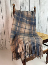 Load image into Gallery viewer, Alpaca Plaid throw

